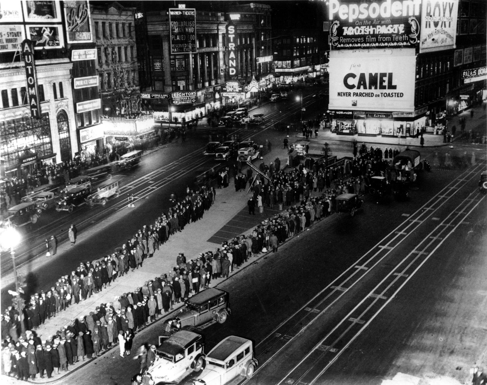 1932: FOOD LINES TIMES SQUARE
